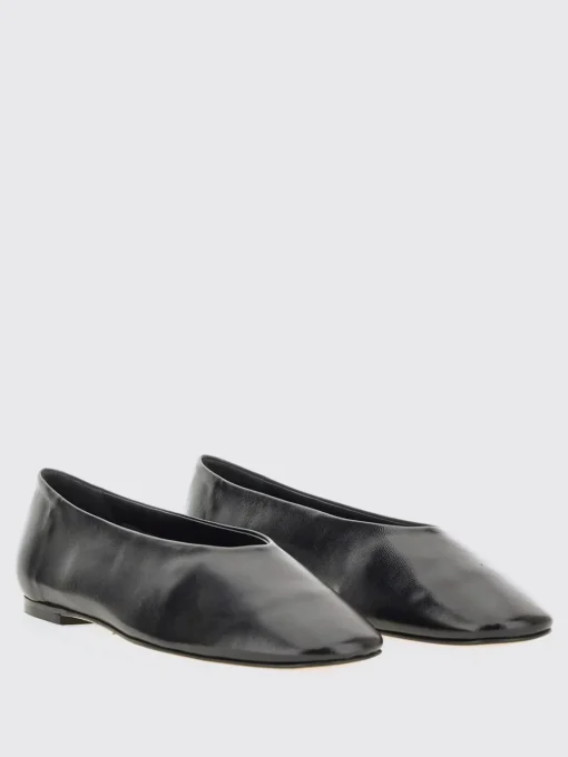 Ballerina Kirsten Aeyde in pelle