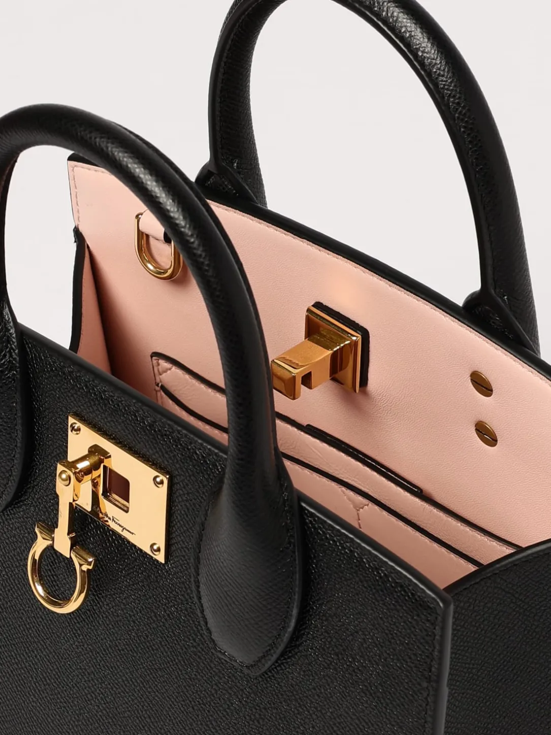 Borsa Studio Box Bag Ferragamo in pelle a grana