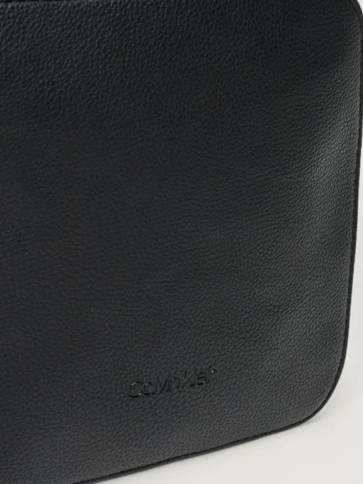 Borsello a tracolla Micro Pebble in pelle sintetica Calvin Klein