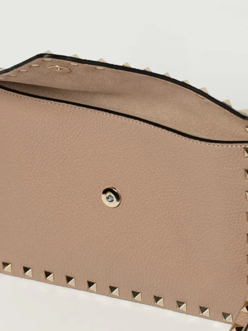 Clutch Rockstud Valentino Garavani in pelle a grana