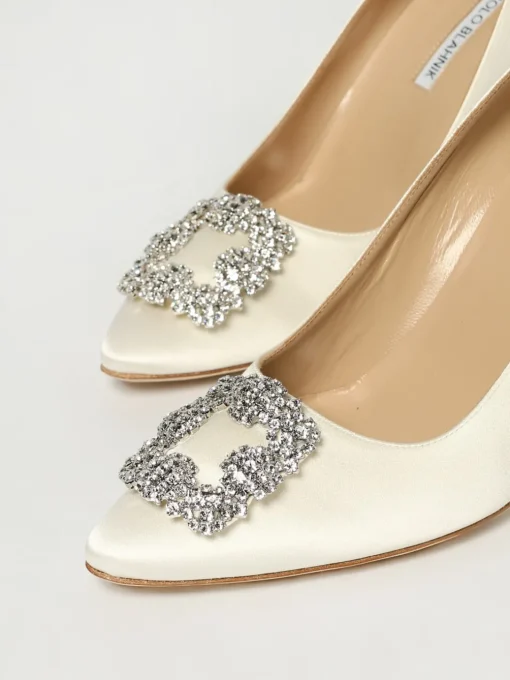 Décolleté Hangisi Manolo Blahnik in raso con fibbia gioiello