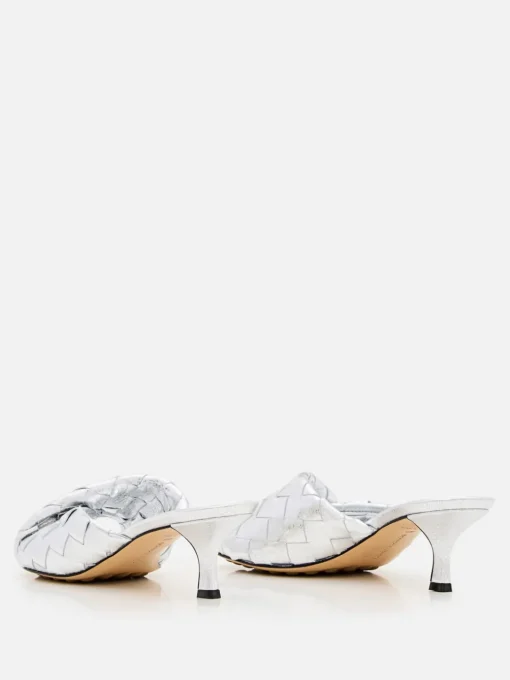 Mules Blink Bottega Veneta in pelle laminata intrecciata