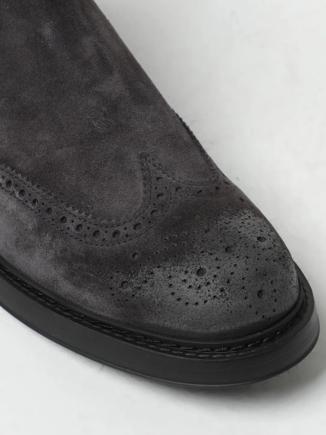 Stivaletto Doucal's in camoscio con motivo brogue