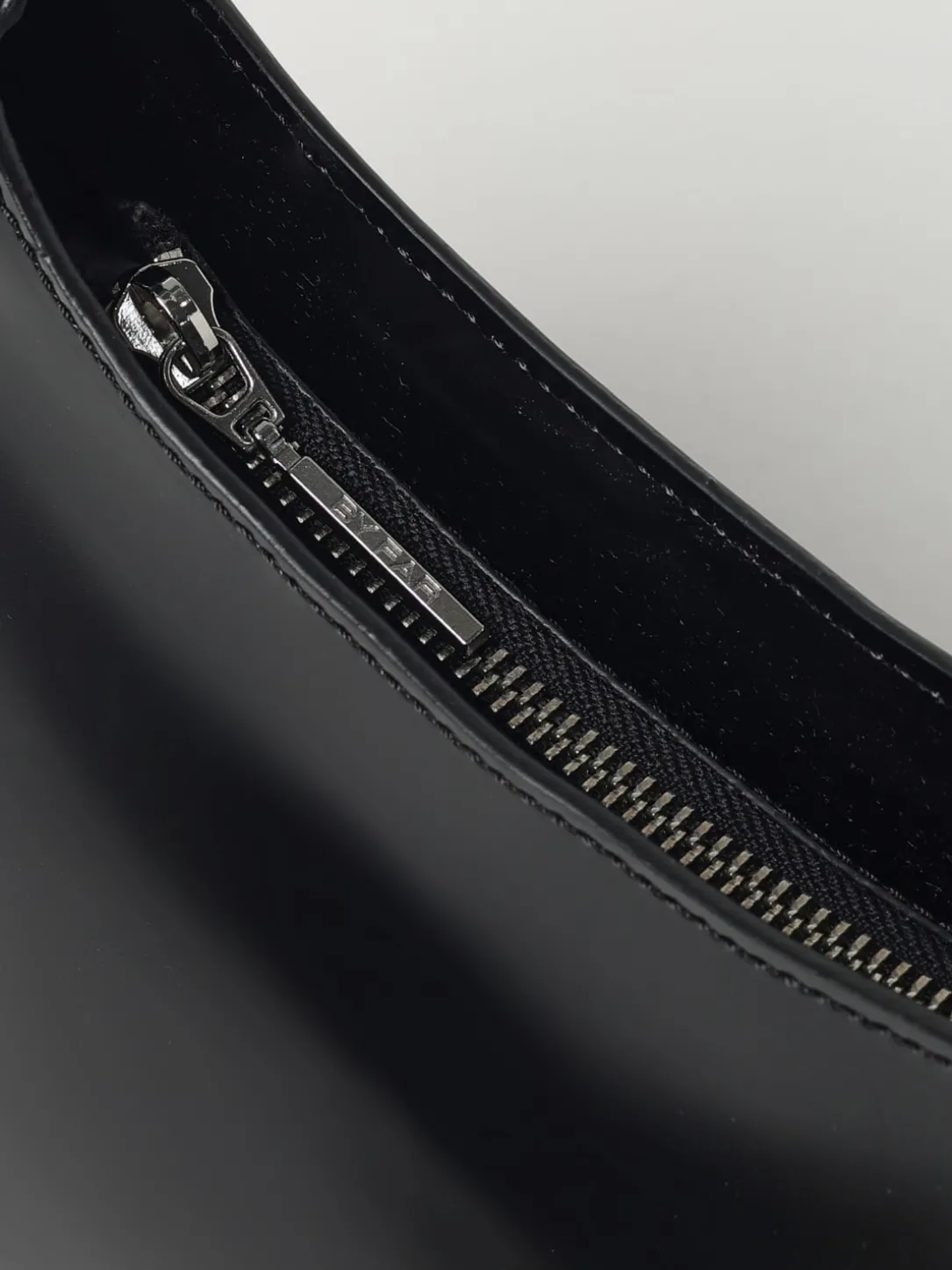 Borsa Horner by Far in pelle spazzolata