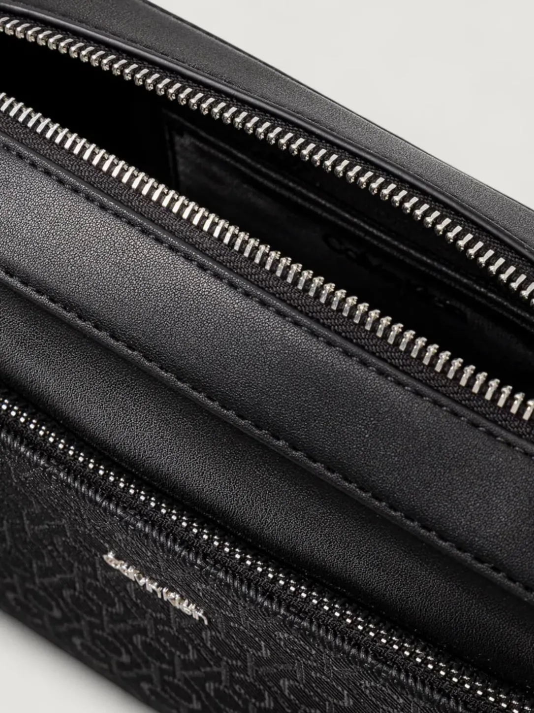 Borsa mini a tracolla in pelle sintetica Calvin Klein