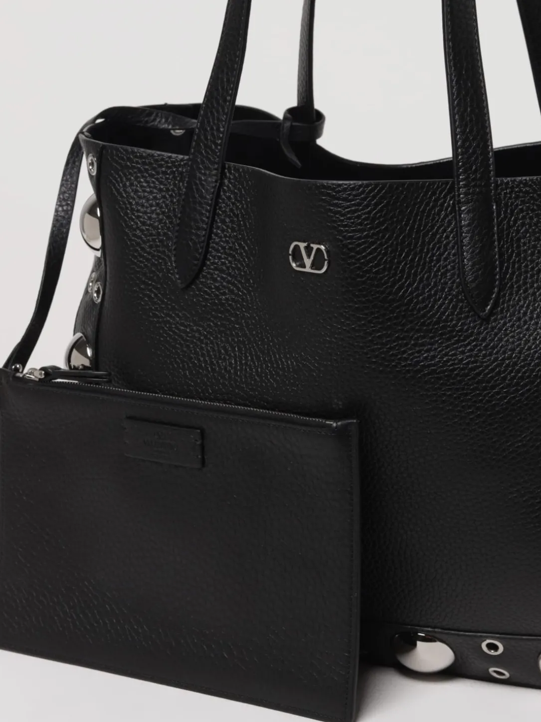 Borsa Nellcôte Valentino Garavani in pelle martellata con borchie ed occhielli