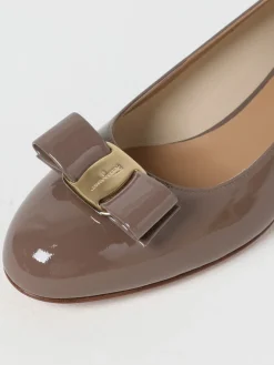 Décolleté Vara Ferragamo in pelle verniciata