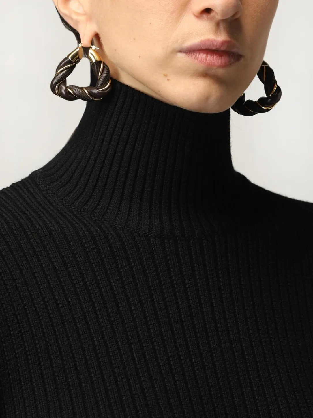 Orecchini Bottega Veneta a cerchi in pelle intrecciata